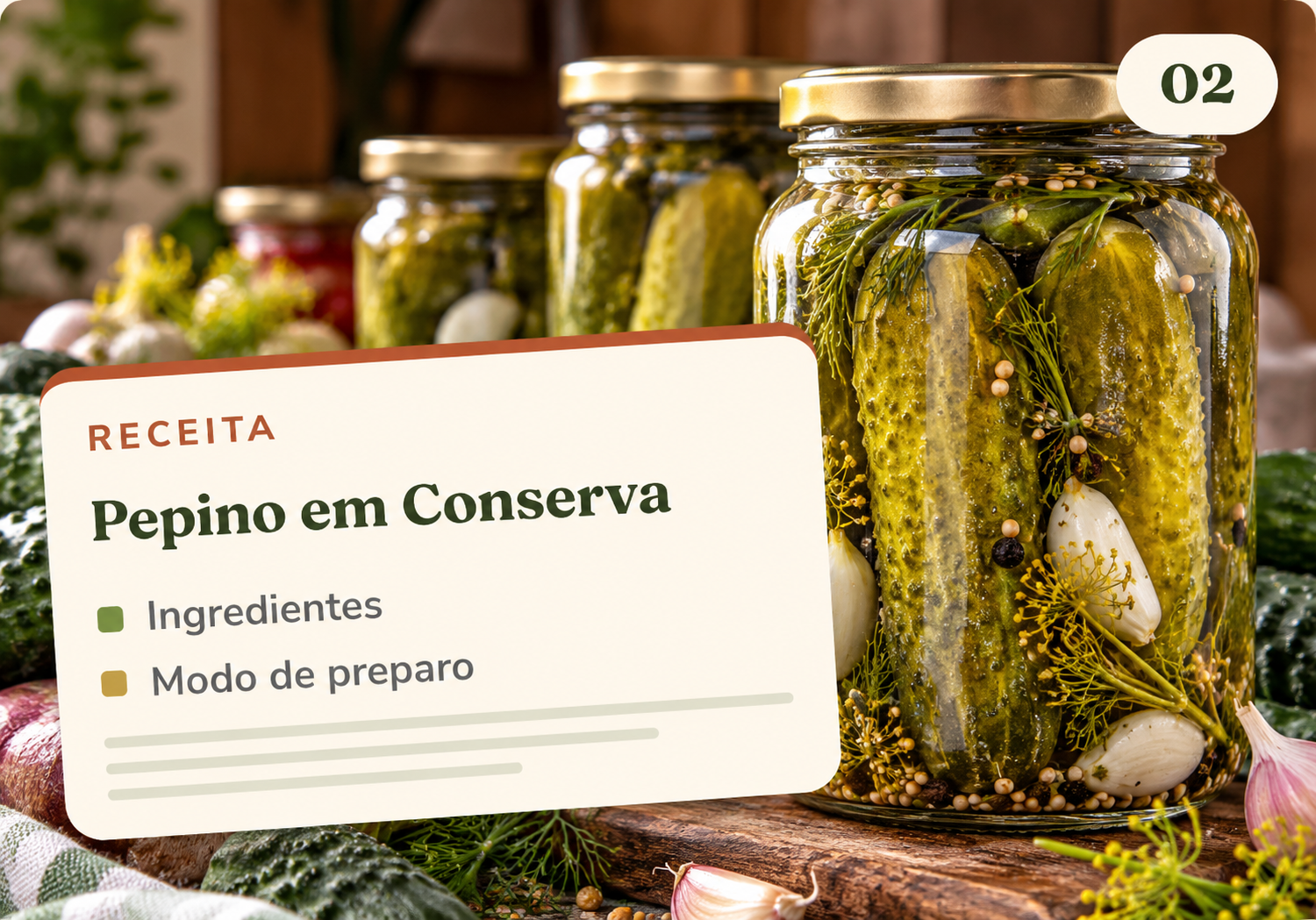 Potes de vidro com pepinos inteiros, sementes e especiarias sobre bancada de madeira